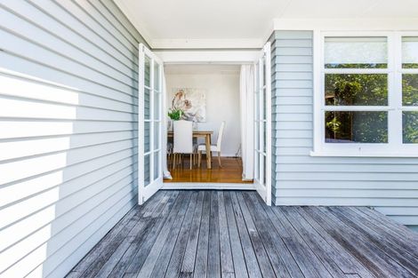 Photo of property in 32 Knights Road, Rothesay Bay, Auckland, 0630