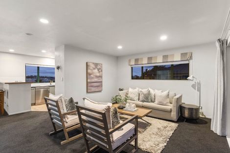 Photo of property in 5 Baulcomb Parade, Windsor Park, Auckland, 0632