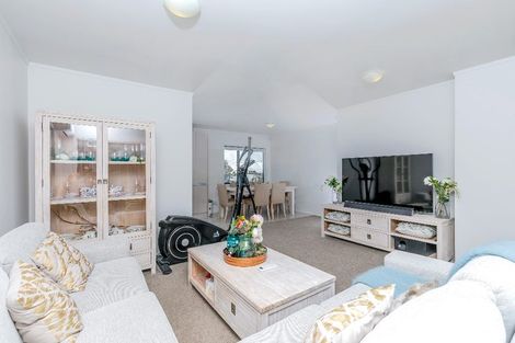 Photo of property in 3/5 John Jennings Drive, Oteha, Auckland, 0632