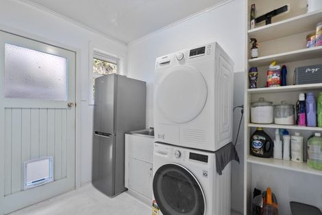 Photo of property in 10 Whitby Place, Westown, New Plymouth, 4310