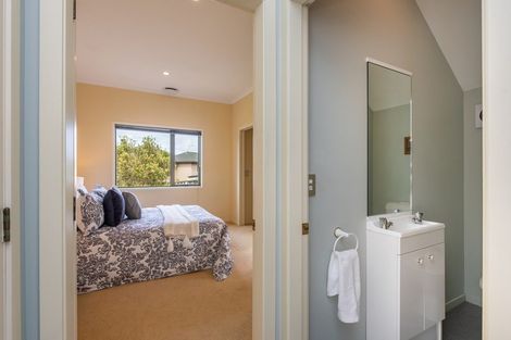 Photo of property in 42 Dress Circle, Newlands, Wellington, 6037