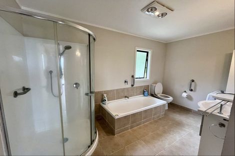 Photo of property in 18 Wade River Road, Stanmore Bay, Whangaparaoa, 0932