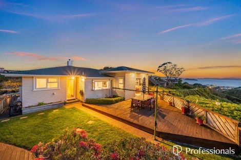 Photo of property in 14 Bushey Way, Maungaraki, Lower Hutt, 5010