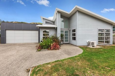 Photo of property in 28 Kilkelly Close, Tawa, Wellington, 5028