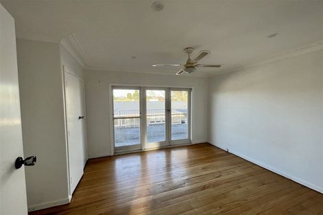 Photo of property in 21 Yeovil Road, Te Atatu Peninsula, Auckland, 0610