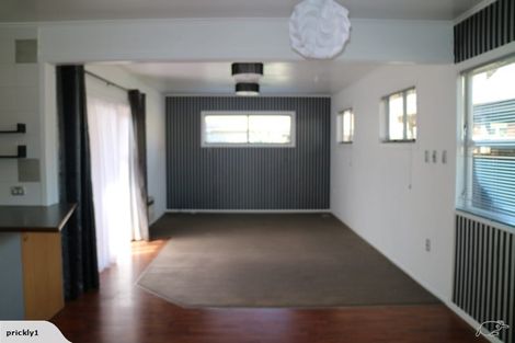 Photo of property in 2 Taupo Street, Green Bay, Auckland, 0604