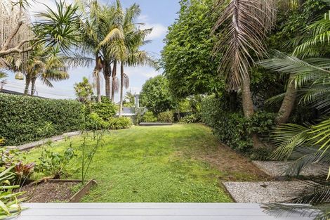 Photo of property in 20 Marine Parade, Mellons Bay, Auckland, 2014