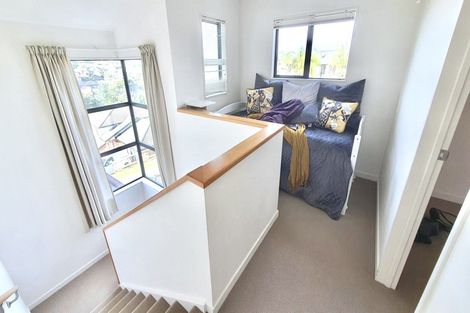 Photo of property in 35 Trotting Terrace, Fairview Heights, Auckland, 0632