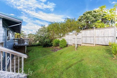 Photo of property in 23 Oxford Street, Whakapirau, 0583