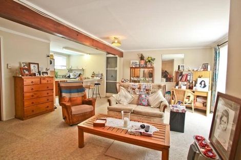 Photo of property in 35 Easton Park Parade, Glenfield, Auckland, 0629