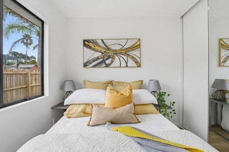 Photo of property in 2/68 Meadowood Drive, Unsworth Heights, Auckland, 0632