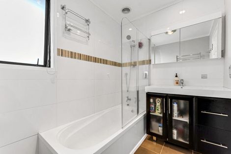 Photo of property in 18 Denver Avenue, Sunnyvale, Auckland, 0612