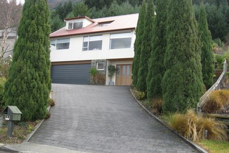 Photo of property in 141 Wynyard Crescent, Fernhill, Queenstown, 9300