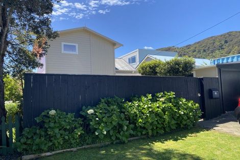 Photo of property in 18 Kauri Street, Eastbourne, Lower Hutt, 5013