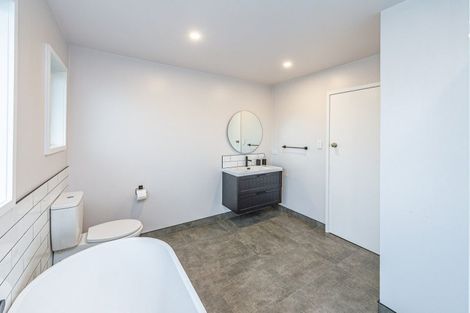 Photo of property in 35 Weraroa Road, Waverley, 4510