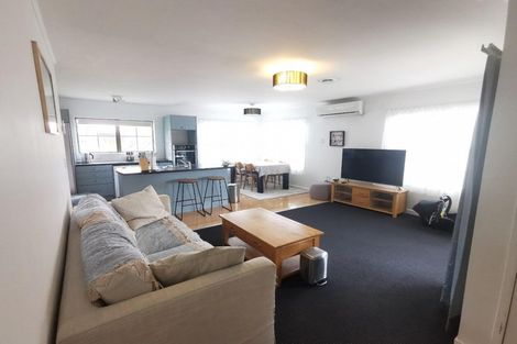 Photo of property in 17 Palmetto Place, Goodwood Heights, Auckland, 2105