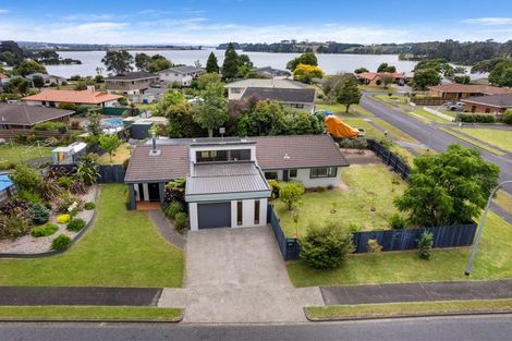 Photo of property in 120 Racecourse Road, Waiuku, 2123