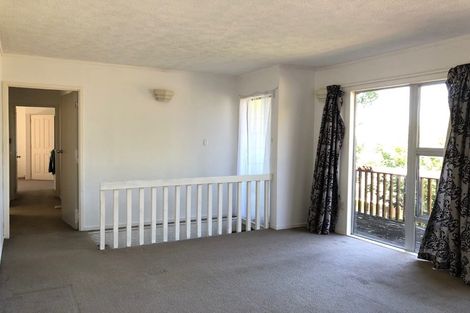 Photo of property in 28 Barker Rise, Northcross, Auckland, 0632