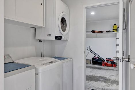 Photo of property in 6 Mayfair Place, Westown, New Plymouth, 4310