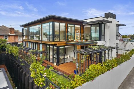 Photo of property in 37 Lake Pupuke Drive, Takapuna, Auckland, 0622