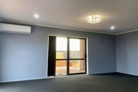 Photo of property in 10 Millcroft Lane, Ranui, Auckland, 0612