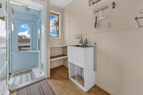 Photo of property in 32 Cockayne Crescent, Sunnynook, Auckland, 0620