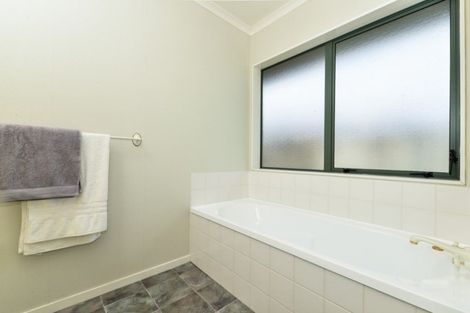 Photo of property in 1 Castlewold Place, Huntington, Hamilton, 3210