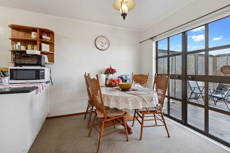 Photo of property in 16 Lewisham Street, Highland Park, Auckland, 2010