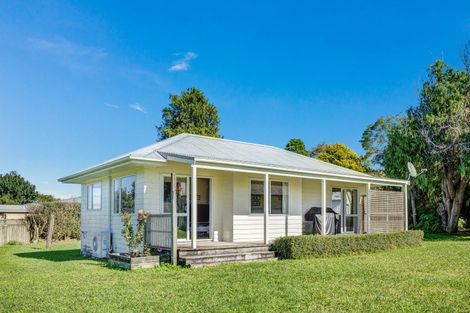Photo of property in 42 Koraha Road, Kumeu, 0892