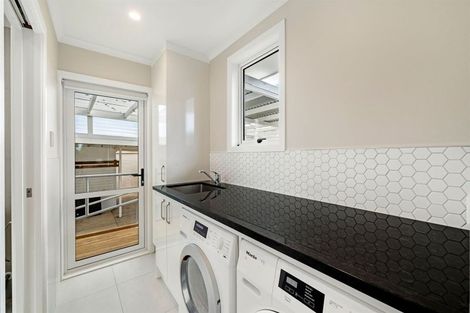 Photo of property in 4 Rixon Place, Te Atatu Peninsula, Auckland, 0610