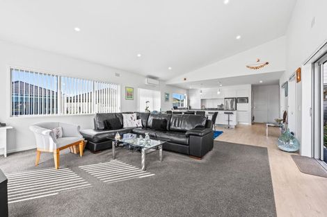 Photo of property in 9 Kamahi Place, One Tree Point, 0118