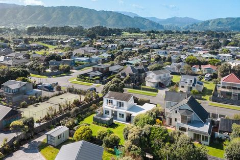 Photo of property in 115 Field Way, Waikanae Beach, Waikanae, 5036