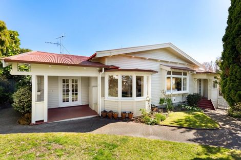 Photo of property in 2 Roslyn Road, Bluff Hill, Napier, 4110