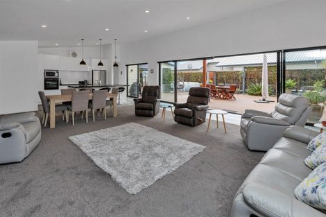 Photo of property in 11 Waitemata Drive, One Tree Point, 0118