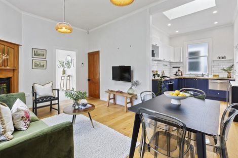 Photo of property in 32 Freeling Street, Island Bay, Wellington, 6023