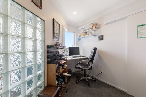 Photo of property in 4 Burnt Oak Drive, Pyes Pa, Tauranga, 3112