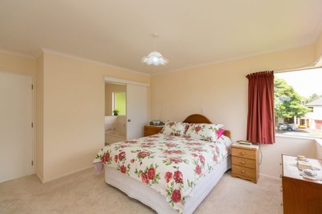 Photo of property in 12 Sequoia Grove, Merrilands, New Plymouth, 4312