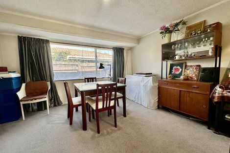 Photo of property in 32 Borrowdace Avenue, Botany Downs, Auckland, 2010