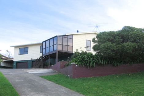 Photo of property in 11 Sunhaven Drive, Newlands, Wellington, 6037