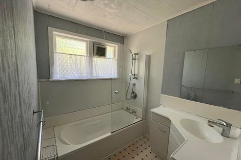 Photo of property in 3 Blandford Way, Newlands, Wellington, 6037