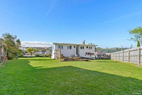 Photo of property in 2 Binsted Road, New Lynn, Auckland, 0600