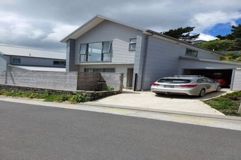 Photo of property in 10 Brindle Way, Newlands, Wellington, 6037