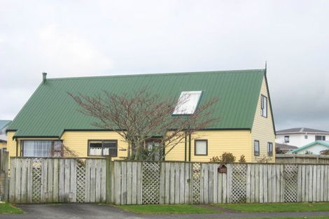 Photo of property in 27 Tiverton Crescent, Whalers Gate, New Plymouth, 4310