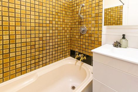 Photo of property in 23 Governor Road, Northland, Wellington, 6012