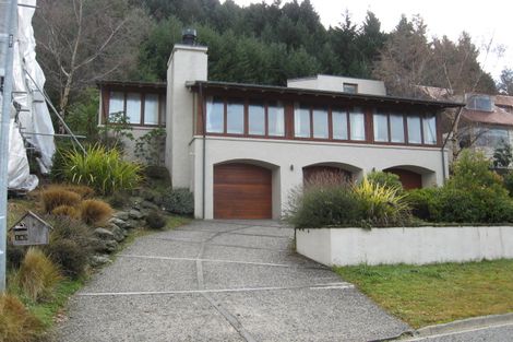Photo of property in 143 Wynyard Crescent, Fernhill, Queenstown, 9300