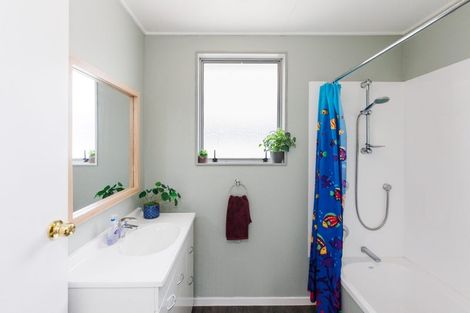 Photo of property in 28 Escort Grove, Awapuni, Palmerston North, 4412