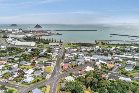 Photo of property in 27 South Road, Moturoa, New Plymouth, 4310