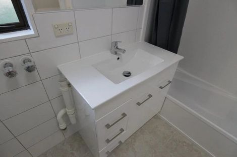 Photo of property in 17 St Catherine Crescent, West Harbour, Auckland, 0618