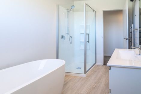 Photo of property in 2 Matakanui Lane, Wanaka, 9305