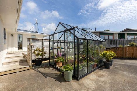 Photo of property in 17 Longview Drive, Merrilands, New Plymouth, 4312
